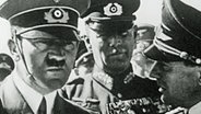 Hitler mit anderen Offizieren  