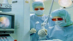 Ärzte in einem Operationssaal. © NDR 
