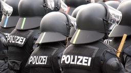 Polizisten mit Schlagstock, Helm und Schutzausrüstung © picture-alliance/ ZB Notiz zur Verwendung (c) Foto: Jan Woitas