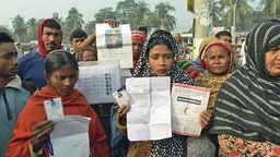 Opfer und Angehörige protestieren in Bangladesch ein Jahr nach dem Einsturz der Textilfabrik Rana Plaza. © ARD 
