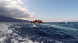 Freiwillige Seenotretter vor der griechischen Insel Lesbos. © NDR/ARD 