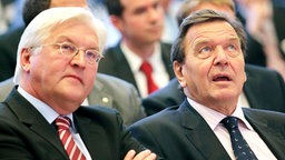 Alt-Kanzler Gerhard Schröder (re.) und SPD-Kanzlerkandidat Frank-Walter Steinmeier  