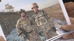 Ein Foto, auf dem Abdullah Arian (re.) mit einem Bundeswehrsoldaten in Afghanistan zu sehen ist. © NDR 