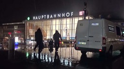 Ein Polizeiwagen steht vor dem Hauptbahnhof in Köln  