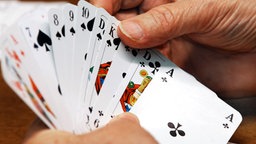 Spielkarten in den Händen einer Rentnerin © dpa - Report Foto: Jens Büttner