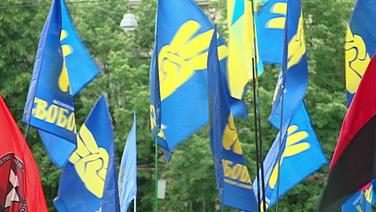 Fahnen der nationalistischen ukrainischen Swoboda-Partei.  