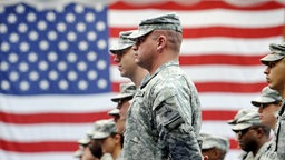 US-Soldaten stehen vor der amerikanischen Nationalflagge © dpa Foto: Frank May