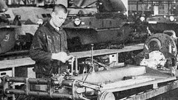 Sowjetische Kriegsgefangene im Jahr 1942 am Montageband des Volkswagen-Werks in Wolfsburg. © dpa - Fotoreport Foto: Fotoreport Stiftung Auto Museum VW
