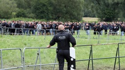 Polizist beobachtet Nazi-Konzert  
