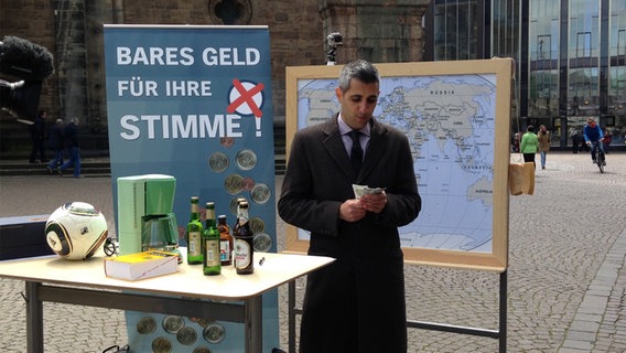 Michel Abdollahi kauft in Bremen die Stimmen von Nichtwählern.  