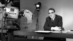 Panorama 60 Jahre: Ein Mann steht hinter einer Kamera, dazu der Schriftzug "Panorama" © NDR/ARD Foto: Screenshot