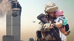 Montage: Auf der linken Bildseite befinden sich die brennenden Twin-Towers, auf der rechten Seite eine US-Soldatin mit einem Gewehr in der linken Hand und einem Kind auf dem rechten Arm. © NDR/ARD Foto: Screenshot
