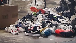 Viele Nike-Schuhe liegen auf einem Haufen © NDR/ARD 