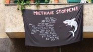 Transparent mit der Aufschrift "Miethaie stoppen" an einem Haus. © NDR / ARD 