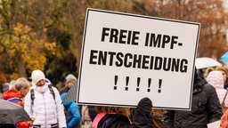 Demonstrierende mit Plakaten gegen eine Impfpflicht © NDR / ARD 
