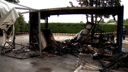 Brandanschlag auf eine Corona-Teststation  Foto: Montage