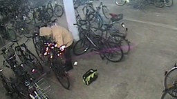 Eine Überwachungskamera in einem Fahrradparkhaus in Lüneburg filmt, wie Fahrräder aufgeflext werden. © NDR Foto: NDR