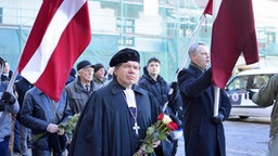 Priester führt SS-Marsch an  Foto: Julian Feldmann