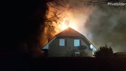 Das Haus von Karl Taruttis in Gägelow, Mecklenburg-Vorpommern, steht in Flammen.  