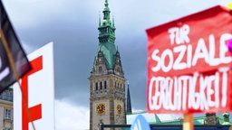 Plakate bei einer Demo in Hamburg  