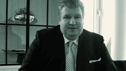 Rechtsanwalt Helmut Naujoks in einem Video  