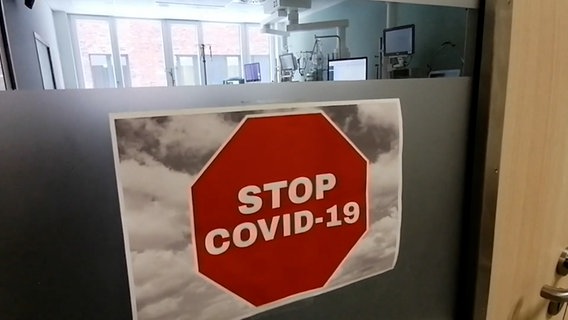 Ein Schild mit "Stop Covid" auf einer Intensivstation © NDR Foto: Screenshot