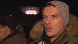 Ein Reporter von RTL wird von einem Panorama-Team bei der Pegida-Demonstration interviewt  