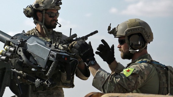 Soldaten mit YPG-Abzeichen © NDR Foto: Screenshot