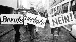 Opfer des Berufsverbots demonstrieren 1986 gegen den von der Regierung initiierten Radikalenerlass. © picture alliance / Klaus Rose Foto: Klaus Rose