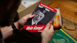 Abbildung von Adolf Hitlers Buch "Mein Kampf" © NDR/ARD Foto: Screenshot