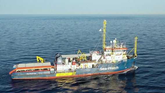 Aufnahme der "Sea-Watch 3" auf hoher See. © NDR Foto: Screenshot