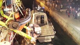 Ein italienisches Boot wird bei der Anlandung der Sea Watch 3 touchiert. © NDR Foto: Screenshot