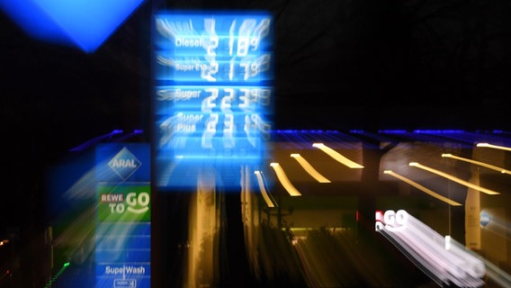 Die Preise für Diesel und Benzin sind an einer Tankstelle in München Schwabing angezeigt. Durch den Krieg in der Ukraine sind die Kraftstoffpreise deutlich angestiegen. © picture alliance/dpa | Tobias Hase Foto: Tobias Hase