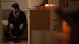 Ilona Franke mit Kerzen, im Dunkeln sitzend © NDR Foto: Screenshot