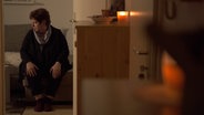 Ilona Franke mit Kerzen, im Dunkeln sitzend © NDR Foto: Screenshot