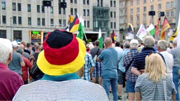 Mann mit Deutschland-Hut © NDR Foto: Screenshot