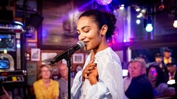 Die Soul-Sängerin Olivia Dean singt bei Inas Nacht. © NDR/ Morris Mac Matzen Foto: Morris Mac Matzen