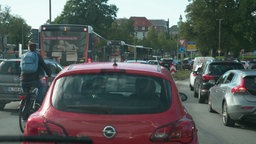 Verkehr auf einer vielbefahrenen Straße in Hannover. © NDR 