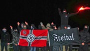 Die "Gruppe Freital" posiert vor einer Hakenkreuzfahne © NDR Foto: Screenshot