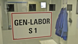 Ein Schild mit dem Schriftzug "Gen-Labor S 1". © NDR 